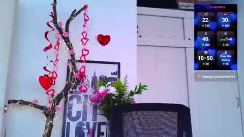 Snapshot of naughty_em_17 chatting on 14, 2, 2025 Em  please help me reach 100 thumbs up 3 online show from 14, 2, 2025