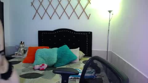 Snapshot of naughtygirl_mmm chatting on 10, 10, 2025 Valeria  online show from 10, 10, 2025