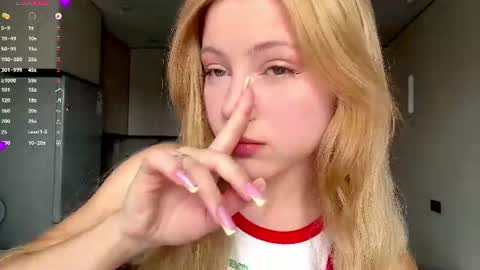 Snapshot of necolezhuang chatting on 19, 7, 2026 Necole online show from 19, 7, 2026