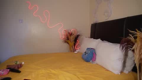 kikiNiaAria online show from 19, 1, 2025