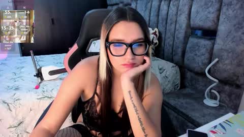 Snapshot of nicol_080 chatting on 23, 10, 2025 YuliEM online show from 23, 10, 2025