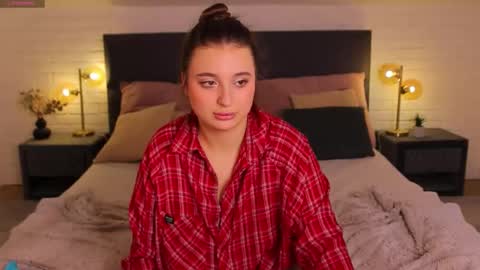 Snapshot of nicole_de_lux chatting on 4, 3, 2026 Nicole De Lux online show from 4, 3, 2026