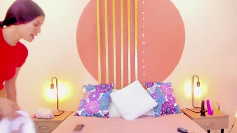 N i c o l e  online show from 2, 2, 2025