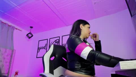 nicolee millerr online show from 20, 5, 2026