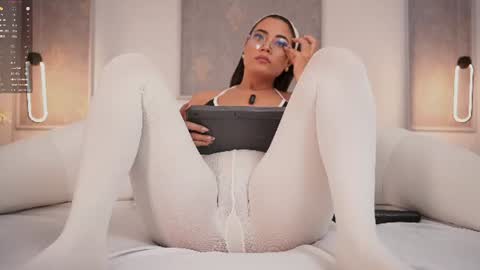 Snapshot of nicoleflorens chatting on 3, 7, 2026 Nicol Flores GMT-5 1530-2200 online show from 3, 7, 2026