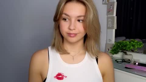 Snapshot of nicolelevis chatting on 5, 12, 2025 Nicole online show from 5, 12, 2025