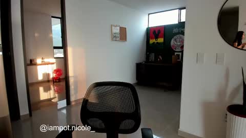 Nicole Manson online show from 3, 3, 2025