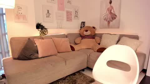 Nicolle online show from 6, 3, 2025