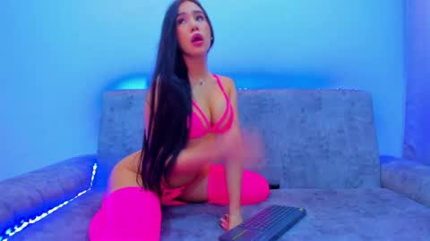 nikii_white online show from 15, 4, 2026