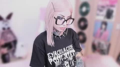 Snapshot of nikkiramone chatting on 12, 1, 2026 Nikki Ramone online show from 12, 1, 2026