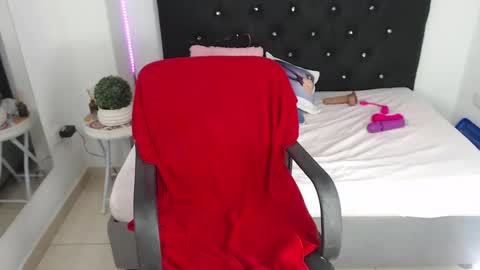 nikol_winick online show from 25, 1, 2025