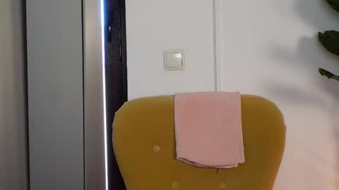 NinaCrystal online show from 4, 3, 2026