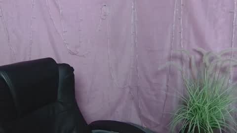 Snapshot of ninaflawlees chatting on 6, 5, 2026 ninaflawlees online show from 6, 5, 2026