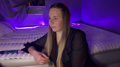 Snapshot of ninaglow_ chatting on 3, 10, 2025 ninaglow_ online show from 3, 10, 2025