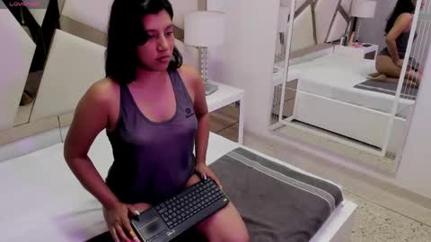 ninaspence online show from 25, 4, 2026