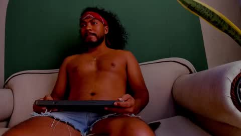 Snapshot of noah_jones__ chatting on 8, 3, 2025 Noah online show from 8, 3, 2025