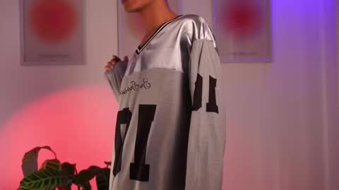 Snapshot of noahh_th03 chatting on 19, 2, 2025 Noah online show from 19, 2, 2025