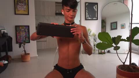 Snapshot of noahh_th03 chatting on 14, 4, 2026 Noah online show from 14, 4, 2026