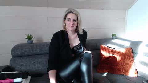 NoraNoxx online show from 16, 12, 2025
