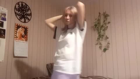 Snapshot of novellahartig chatting on 4, 3, 2026 Sari It is my first day online show from 4, 3, 2026