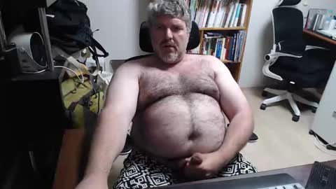 Woman message me men do not make demands and dont ask for pm only ladies. online show from 11, 5, 2026