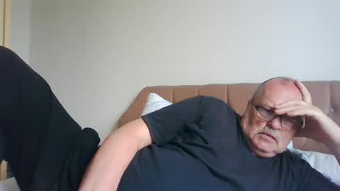 Snapshot of old_fkrr_ chatting on 3, 8, 2026 old_fkrr_ online show from 3, 8, 2026