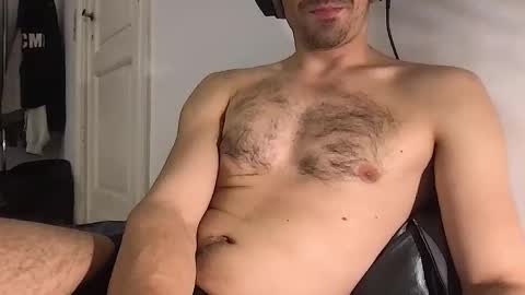 Snapshot of oliverbisbis1 chatting on 16, 10, 2025 oliverbisbis1 online show from 16, 10, 2025