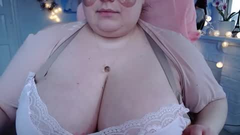 Snapshot of olivia_bud_gold chatting on 4, 2, 2025 Olivia Gold online show from 4, 2, 2025