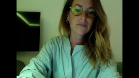 olyra11 online show from 26, 10, 2025