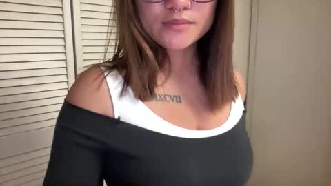 Snapshot of oohhellothere chatting on 3, 11, 2025 Miss Girly online show from 3, 11, 2025