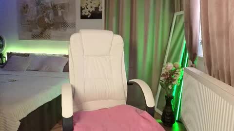 Eve Voss online show from 3, 12, 2025