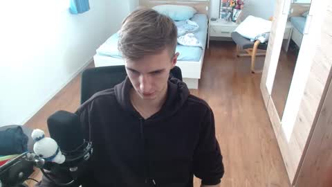 OverkneeBabe online show from 18, 10, 2025