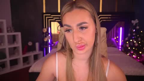 Snapshot of paolamola chatting on 5, 1, 2025 Lia online show from 5, 1, 2025