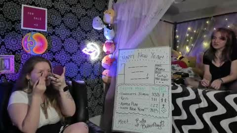 Snapshot of pawggoddess778 chatting on 1, 1, 2025 ArtsyHeartsyy online show from 1, 1, 2025