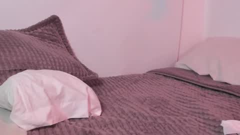 Snapshot of petalsrose_ chatting on 5, 3, 2025 Rose online show from 5, 3, 2025