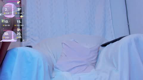 petite_amor online show from 10, 1, 2025