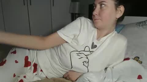 Snapshot of petite_danielle chatting on 8, 11, 2025 petite_danielle online show from 8, 11, 2025