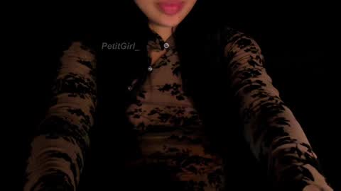 Snapshot of petitgirl_ chatting on 18, 12, 2024 J A S S online show from 18, 12, 2024