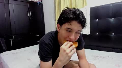 picaszomilos350 online show from 6, 1, 2026