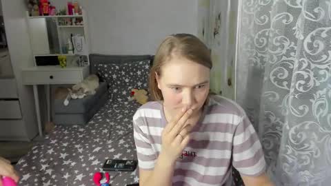Snapshot of pikmi_obsos chatting on 25, 3, 2026 Adele and Elli online show from 25, 3, 2026