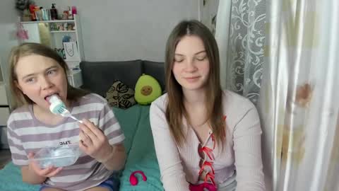 Snapshot of pikmi_obsos chatting on 3, 4, 2026 Adele and Elli online show from 3, 4, 2026
