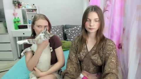 Snapshot of pikmi_obsos chatting on 23, 4, 2026 Adele and Elli online show from 23, 4, 2026