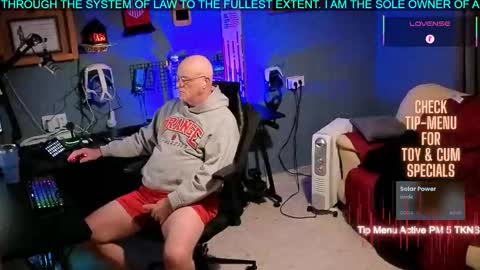 Snapshot of pilot_dave_69 chatting on 24, 11, 2025 Dave online show from 24, 11, 2025