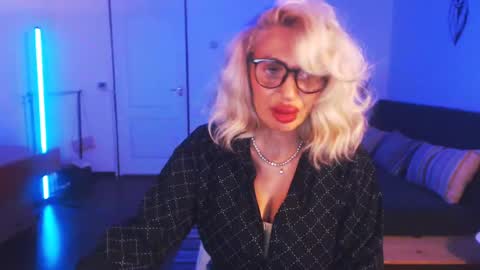 Snapshot of pleasureofgoods chatting on 20, 12, 2024 Victoria online show from 20, 12, 2024