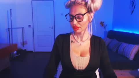 Snapshot of pleasureofgoods chatting on 21, 12, 2024 Victoria online show from 21, 12, 2024