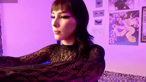 Snapshot of poison_dafne chatting on 4, 11, 2025 Dafne online show from 4, 11, 2025