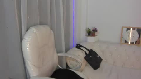 Snapshot of pretty_johnson_ chatting on 2, 12, 2025 pretty online show from 2, 12, 2025