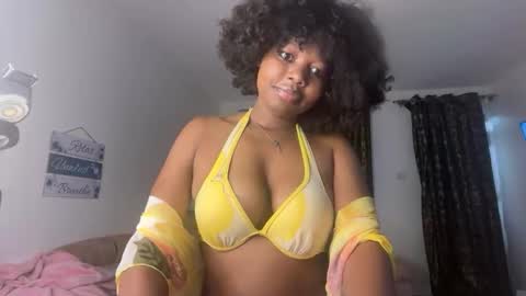 Snapshot of pretty_peaches chatting on 13, 12, 2025 Pretty peaches online show from 13, 12, 2025