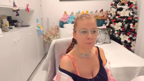 Snapshot of prettyblackeyes chatting on 11, 12, 2024 wilma online show from 11, 12, 2024