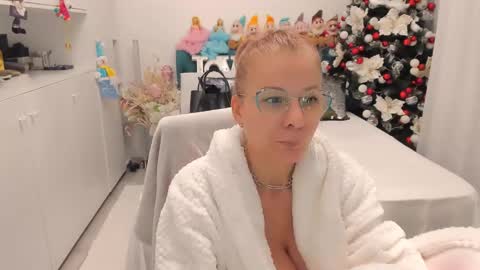 Snapshot of prettyblackeyes chatting on 16, 12, 2024 wilma online show from 16, 12, 2024